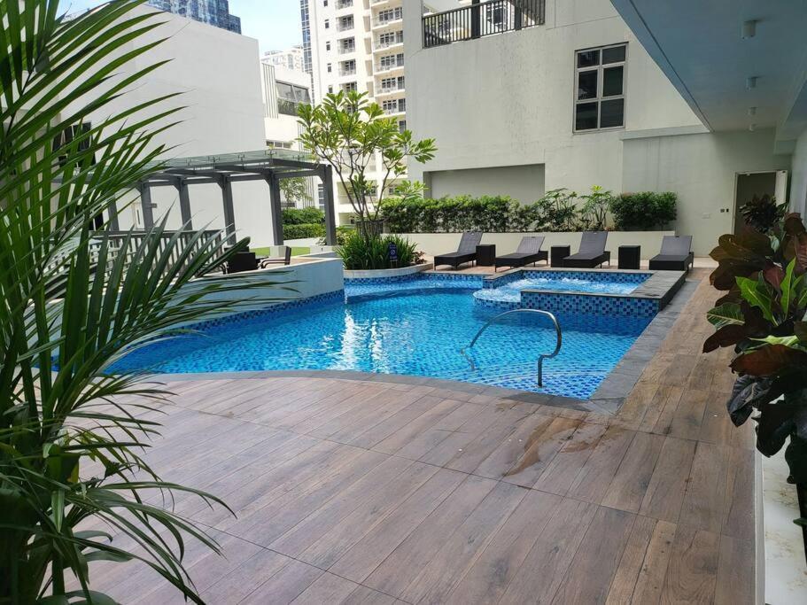 Luxury @ Bgc Sleeps 6 Comfortably Fast Wifi Pool! Apartment Manila Exterior photo