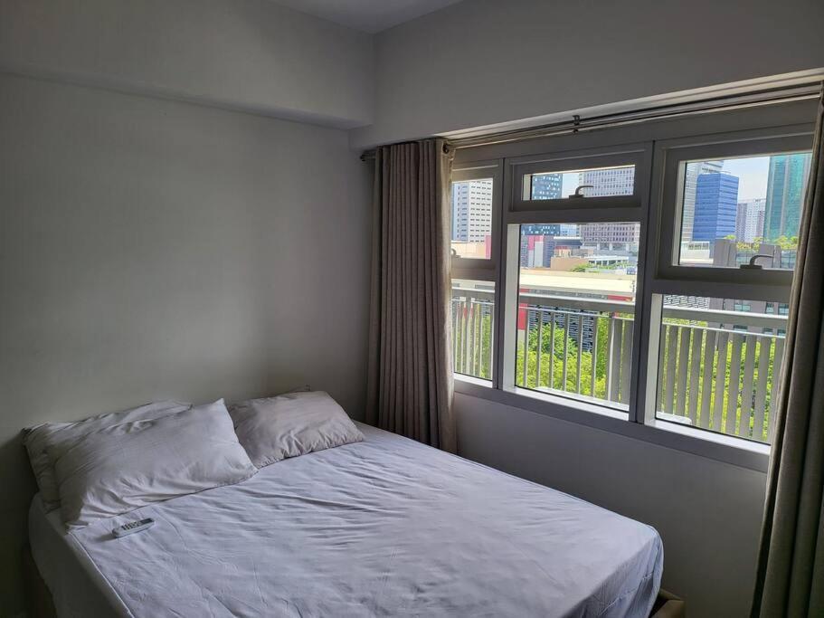 Luxury @ Bgc Sleeps 6 Comfortably Fast Wifi Pool! Apartment Manila Exterior photo