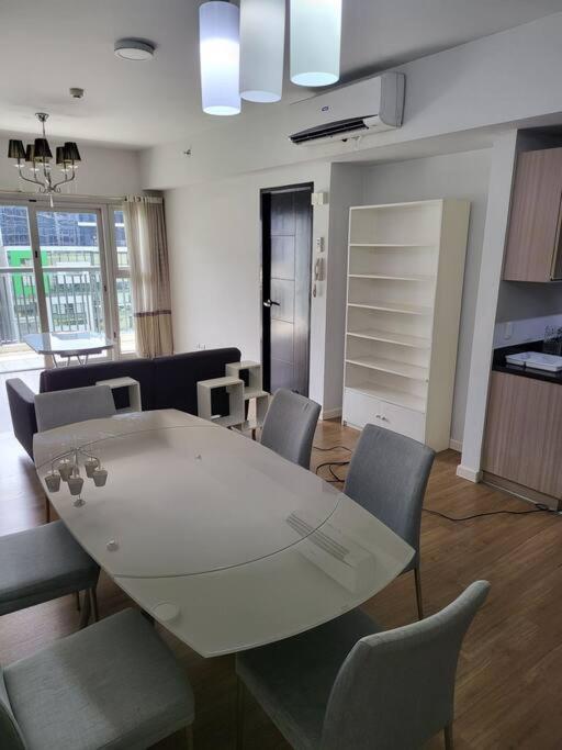 Luxury @ Bgc Sleeps 6 Comfortably Fast Wifi Pool! Apartment Manila Exterior photo