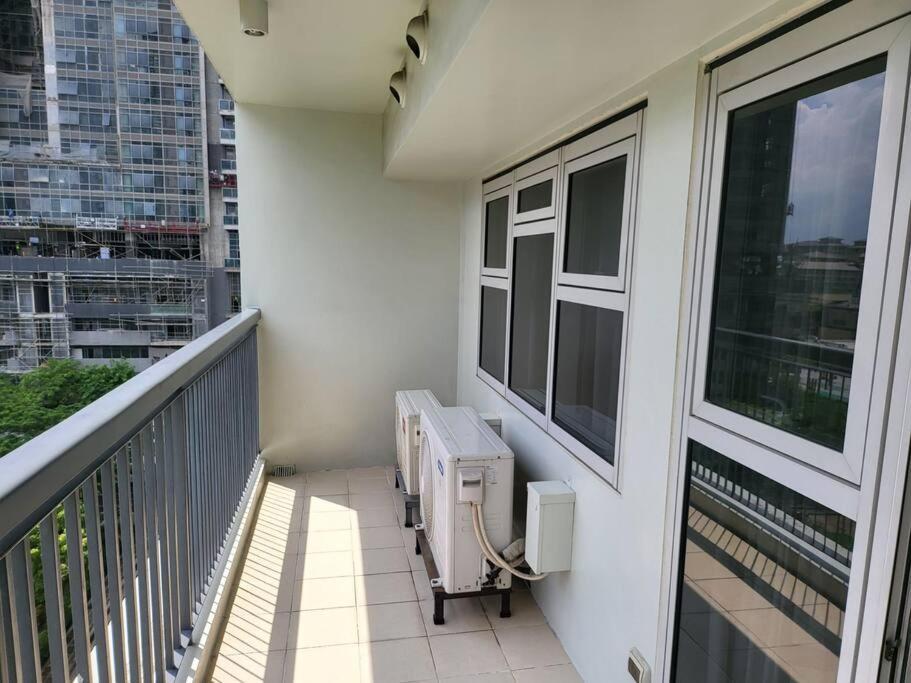 Luxury @ Bgc Sleeps 6 Comfortably Fast Wifi Pool! Apartment Manila Exterior photo