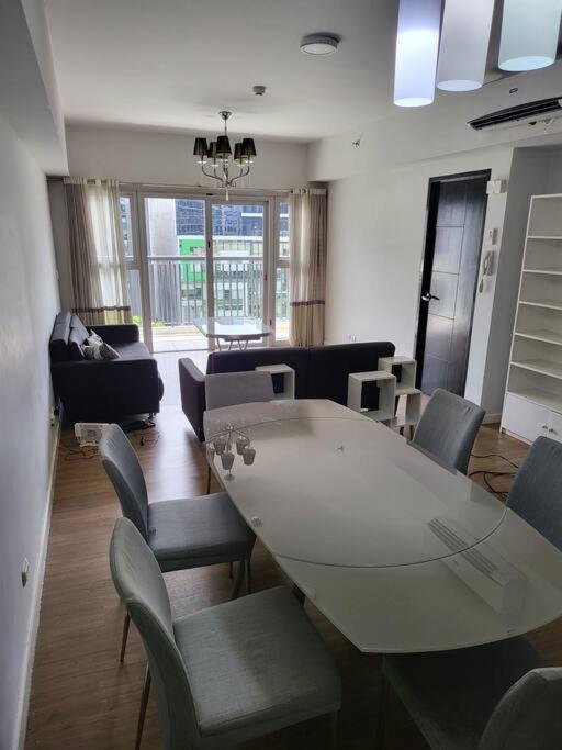 Luxury @ Bgc Sleeps 6 Comfortably Fast Wifi Pool! Apartment Manila Exterior photo