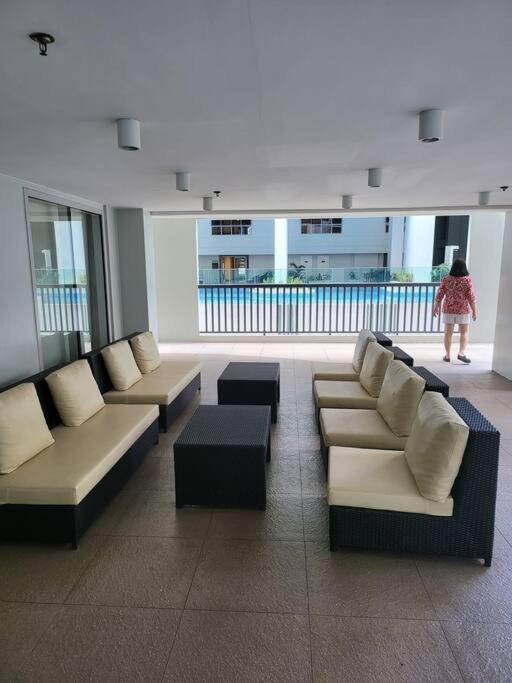 Luxury @ Bgc Sleeps 6 Comfortably Fast Wifi Pool! Apartment Manila Exterior photo