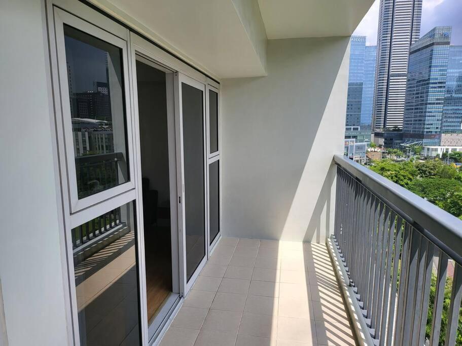 Luxury @ Bgc Sleeps 6 Comfortably Fast Wifi Pool! Apartment Manila Exterior photo