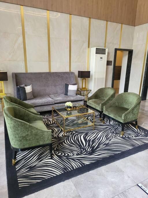 Luxury @ Bgc Sleeps 6 Comfortably Fast Wifi Pool! Apartment Manila Exterior photo