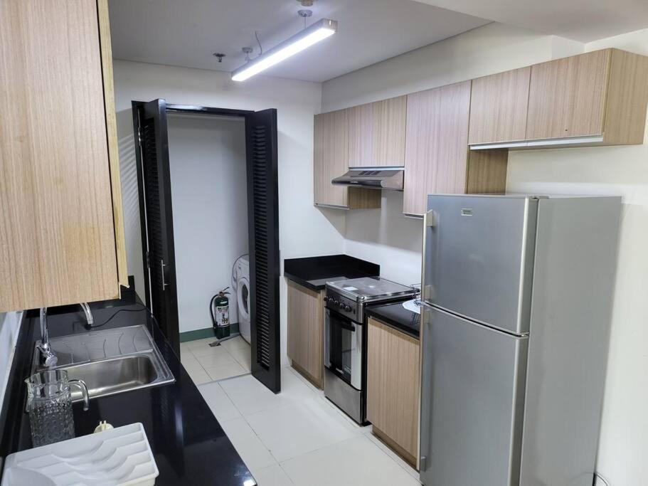 Luxury @ Bgc Sleeps 6 Comfortably Fast Wifi Pool! Apartment Manila Exterior photo