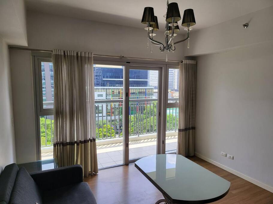 Luxury @ Bgc Sleeps 6 Comfortably Fast Wifi Pool! Apartment Manila Exterior photo