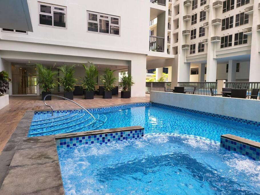 Luxury @ Bgc Sleeps 6 Comfortably Fast Wifi Pool! Apartment Manila Exterior photo